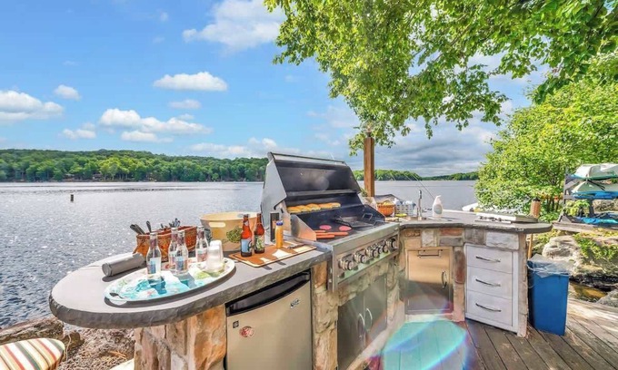 Lake Ariel Casa | Lakefront + Views + 5 Bdrm + Kayaks + Out. Kitchen