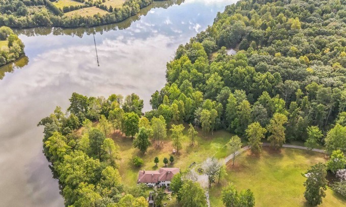 Orange Casa | Lakefront Villa on Lake Orange VA The first floorspace is blocked for cleaning