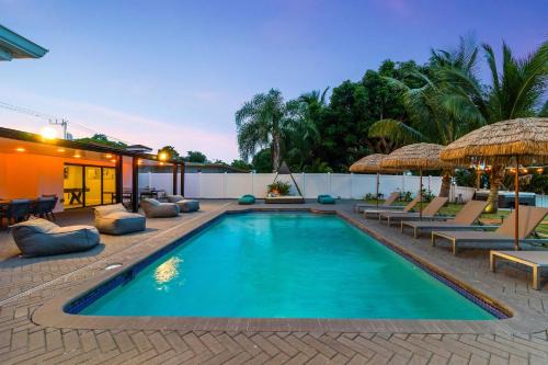 North Miami Beach Casa | Lakefront Villa Tropical Backy