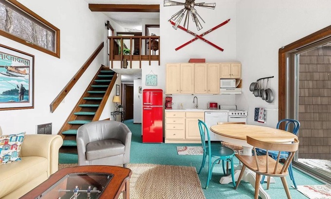 Gaylord Chalet De Esquí | Lakefront Vintage Chalet Surrounded by Lush Forest + Boats, Kayaks, Retro Games