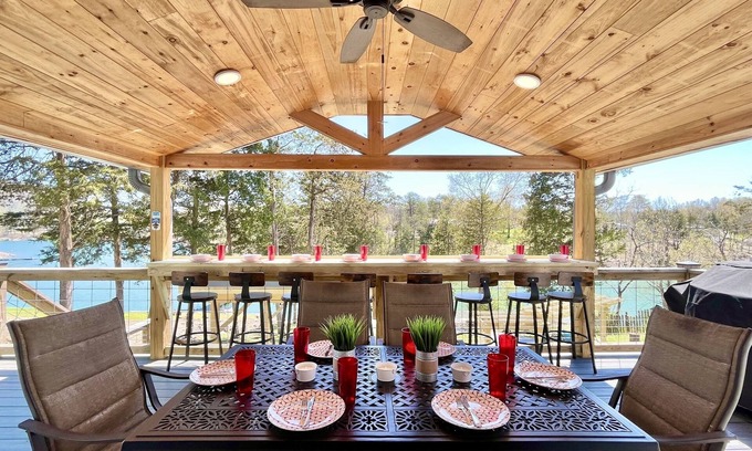 Jacksboro Casa | Lakefront w/few steps to water & private boat slip