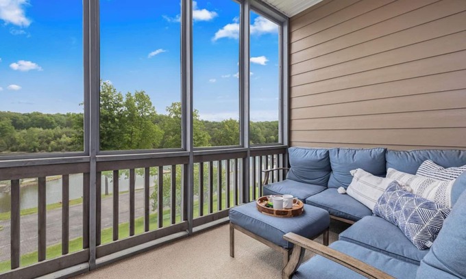 Huddleston Condominio | Lakefront w/ Indoor Hot Tub + Pool, 2 Kayaks!