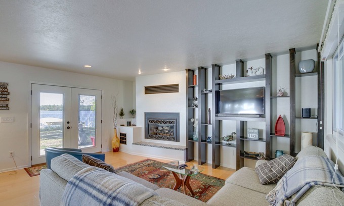Walker Cabina | Lakefront Walker Home w/ Boat Dock & Lift!