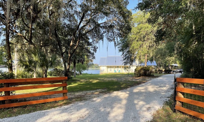 Edgar Casa | Lakefront water-sports fishing kayaks sleeps 7+