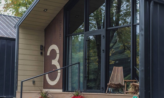 Scotrun Chalet De Esquí | Lakefront Wooden Chalet in the Poconos / Fishing, Yoga retreats, Paddle Boats
