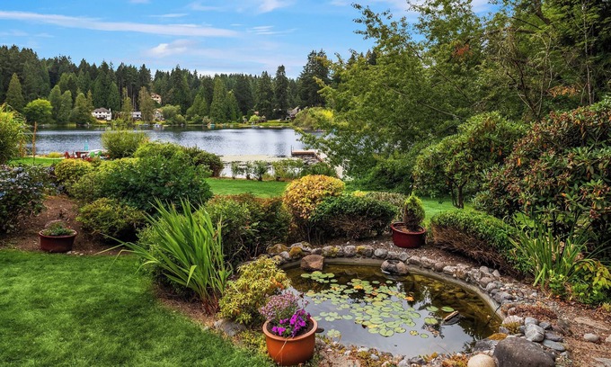 Leota Casa | Lakefront Woodinville Seattle Wine Country 3 BDRM 3 BTH House w English Garden