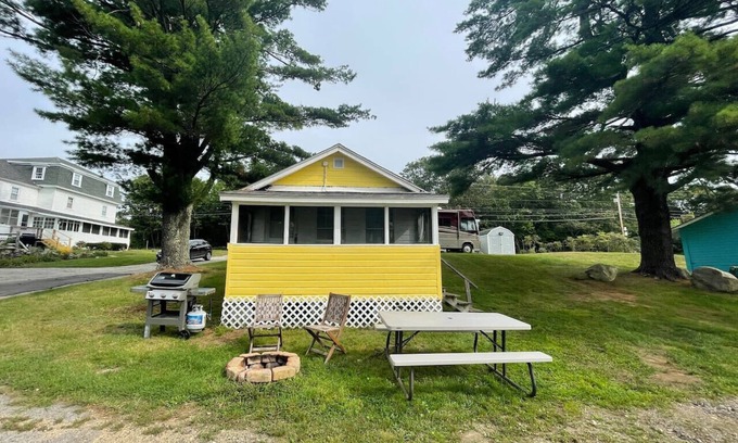 Northwood Cabaña | Lakefront Yellow Cottage