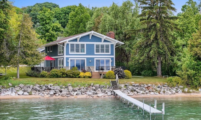 Suttons Bay Casa | LakeHaus Vibes + Hot Tub