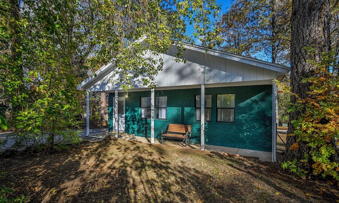Lakehead-Lakeshore Casa | Lakehead Bungalow + full RV hookups at Lake Shasta
