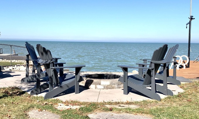 Pointe aux Roches Casa | Lakehouse Cottage on Lake St.Clair
