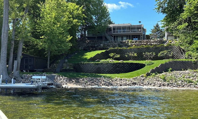 Annandale Casa | Lakehouse + Guesthouse Retreat with hot tub - Pontoon & Jet Ski Rental