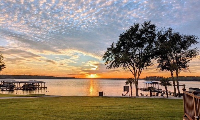 Cross Hill Casa | Lakehouse Landing - Hot tub + Outdoor Kitchen + Stunning sunsets