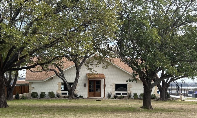 Azle Casa | Lakehouse on Eagle Mountain - Family Fun or Pickleball Getaway! NEW full Remodel