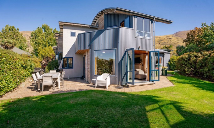 Wanaka Casa | Lakehouse Retreat - Wanaka Holiday Home