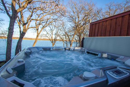 Alvarado Casa | Lakehouse Retreat with Hot Tub