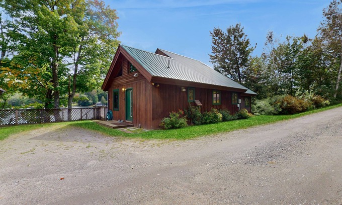 Eden Casa | Lakehouse, waterfront, dock, kayaks, wifi, grill, outdoor dining, ping-pong, w/d