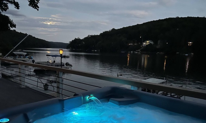 Southbury Casa | Lakehouse with Amazing View, Jacuzzi, Parks, Attractions Perfect for Families