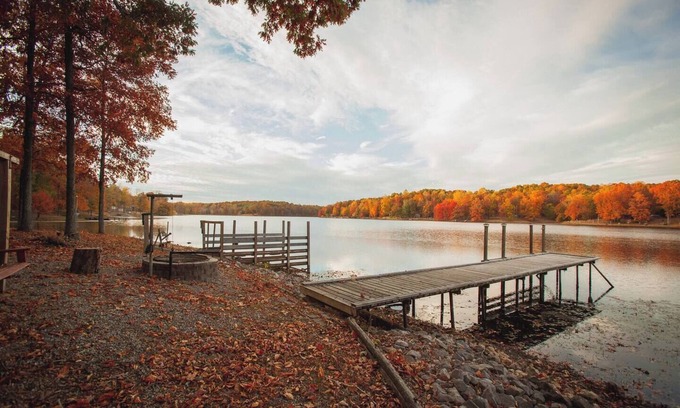 Brookport Casa | Lakehouse with Hot Tub - Near Shawnee Forest