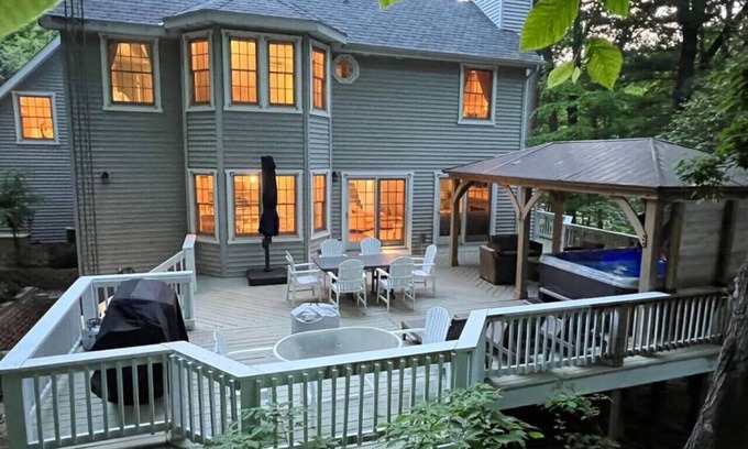 Coloma Casa | LakePath Beach House - walk to beach, hot tub, pets