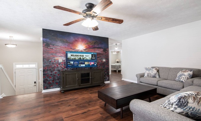 Emerson Casa | LakePoint Getaway - Spacious home w/ King Bed, 1 mile from LakePoint Sports