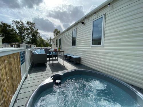 Tattershall Cabina | Lakes Breaks - 6 Meadows