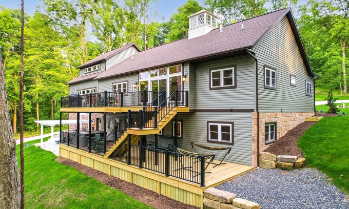 Sandyville Cabina | Lakes, Waterfall, Basketball Court: Family Getaway 5-7 bedrooms