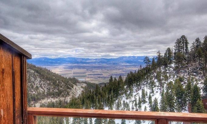 Tahoe Village Condominio | Lakescape 3 Bedroom Condo by RedAwning