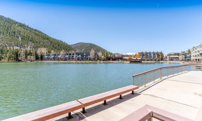 Lakeside Village Condominio | Lakeshore by Summit County Mountain Retreats
