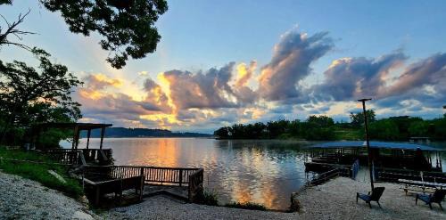 Lake Ozark Apartamento | Lakeshore Cabin 5 on the Lake