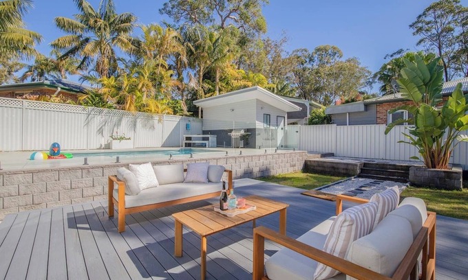 Kingfisher Shores Casa | Lakeshore Cottage Cosy Comfort with Private Pool