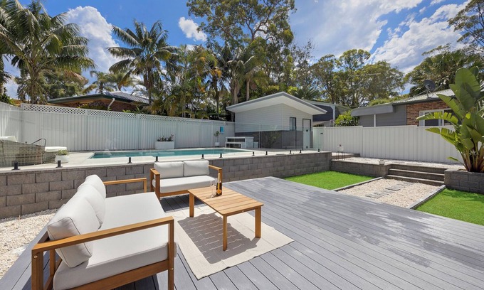 Mannering Park Casa | Lakeshore Hideaway - Pool, Lake, Wi-Fi!