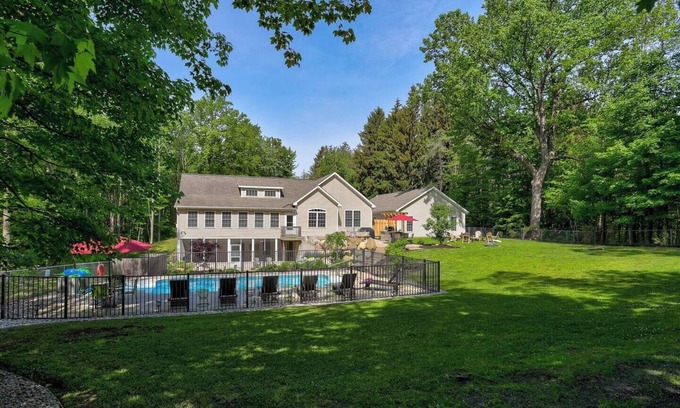 Fennville Casa | Lakeshore Woods Escape