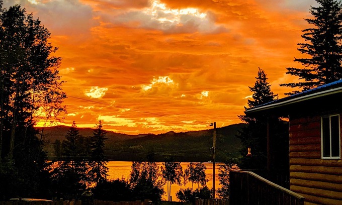 Canim Lake Cabina | Lakeside 2 Bedroom Cottage. Relax and Unwind In Nature.