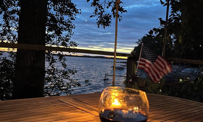 Alburg Cabaña | Lakeside 3 Bedroom Cottage - Kayaks, swimming and Spectacular Sunsets