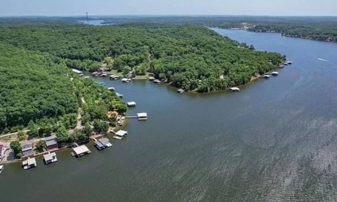 Barnett Cabaña | Lakeside 3 bedroom cottage with private dock