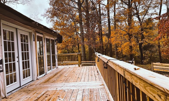 Burlington Cabaña | Lakeside Artist Retreat minutes from Elon U, Gboro & RDU! Pvt beach, deck & more