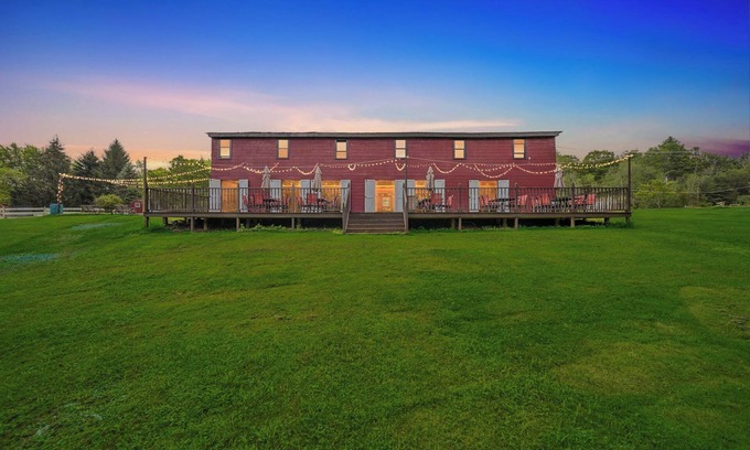 Liberty Complejo | Lakeside Barn Estate- 3 Cozy Homes+Pool+Hot Tub!
