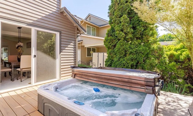 Silver Lake Casa | Lakeside Bliss: 4BR, Hot Tub