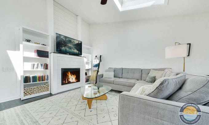 Lake Geneva Casa | Lakeside Bliss! Comfortable 3BR Leisure Haven!