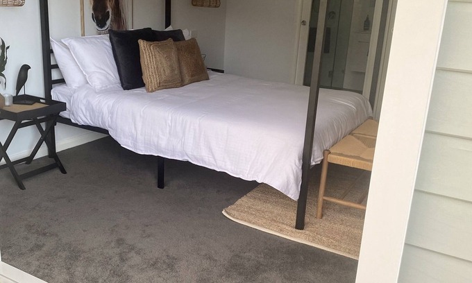 Coomba Park Casa | Lakeside Boathouse - Stylish 2 bedroom 2 bathroom Lakeside Cottage sleeps 6
