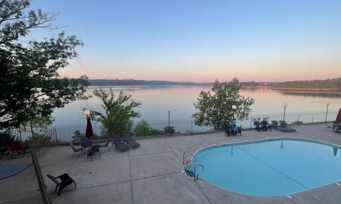 Kimberling City Condominio | Lakeside Boho Bungalow on Table Rock Lake