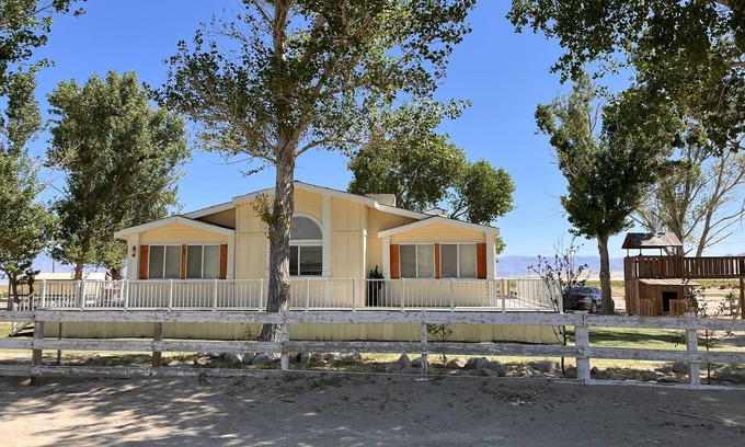 Olancha Cabina | Lakeside Cabin B in the Eastern Sierras