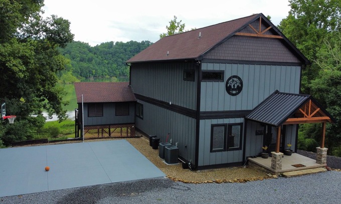 Sevierville Casa | Lakeside Cabin: Gated Comm/Pool Access/Private B-Ball Court/Fire Pit/Easy Access