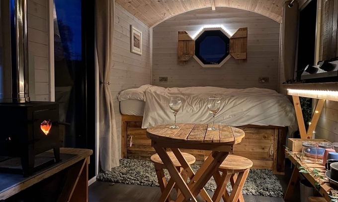 Horns Cross Cabina | Lakeside Cabin, Hot Tub and Fishery