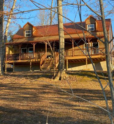Corinth Chalet De Esquí | Lakeside Cabin Hot tub close to Ark Encounter