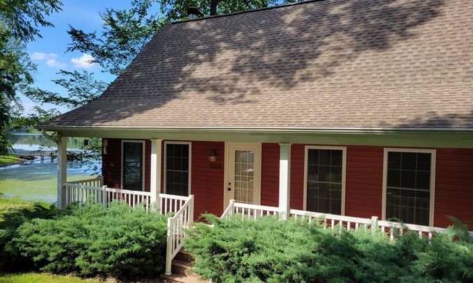 Brookport Casa | Lakeside Cabin in Southern Illinois with Hot Tub!