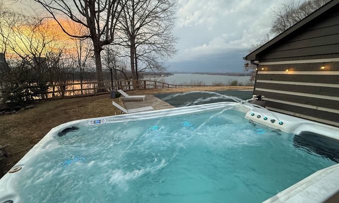 Harrison Cabina | Lakeside Cabin minutes from major wedding venues - POOL and 10 person swim spa