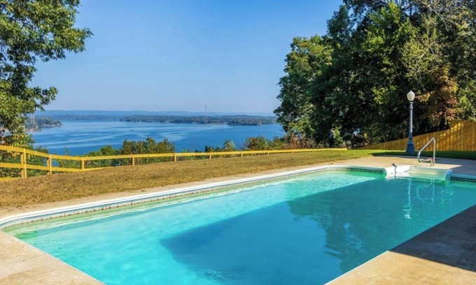 Harrison Cabina | Lakeside Cabin minutes from major wedding venues - POOL and 10 person swim spa
