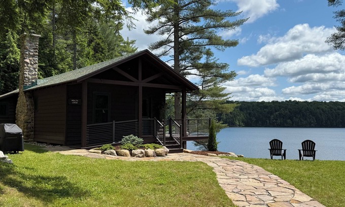 Meacham Cabina | Lakeside Cabin Retreat on Lake Clear