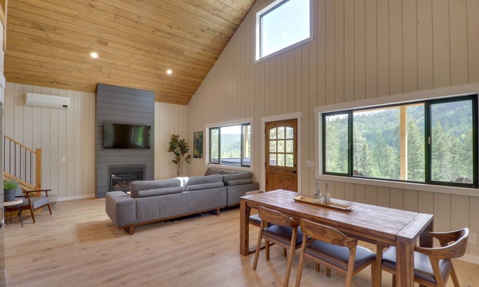 Lakeside Cabina | Lakeside Cabin w/ Hot Tub: 3 Mi to Flathead Lake!